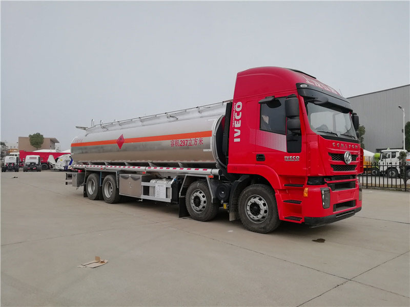 上汽紅巖29.7方前四后八鋁合金運(yùn)油車,20噸運(yùn)油車