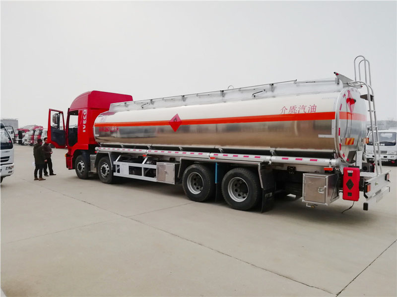 上汽紅巖29.7方前四后八鋁合金運(yùn)油車,20噸運(yùn)油車