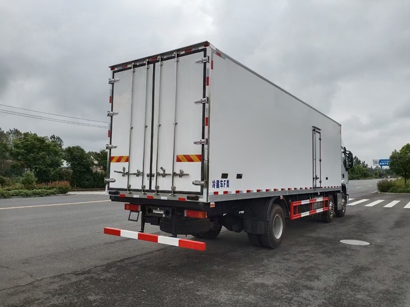 柳汽乘龍小三軸冷藏車