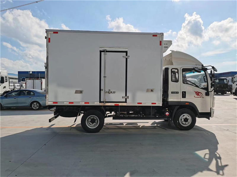 重汽豪沃4.2米排半冷藏車(chē)