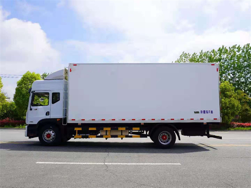 東風(fēng)多利卡6.8米冷藏車