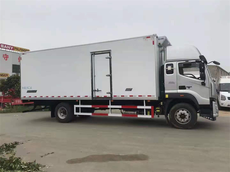 福田歐航7.6米高頂雙臥冷藏車