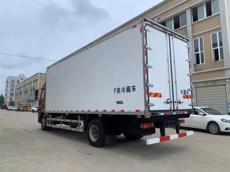 精英版J6L解放6.8米高頂雙臥冷藏車