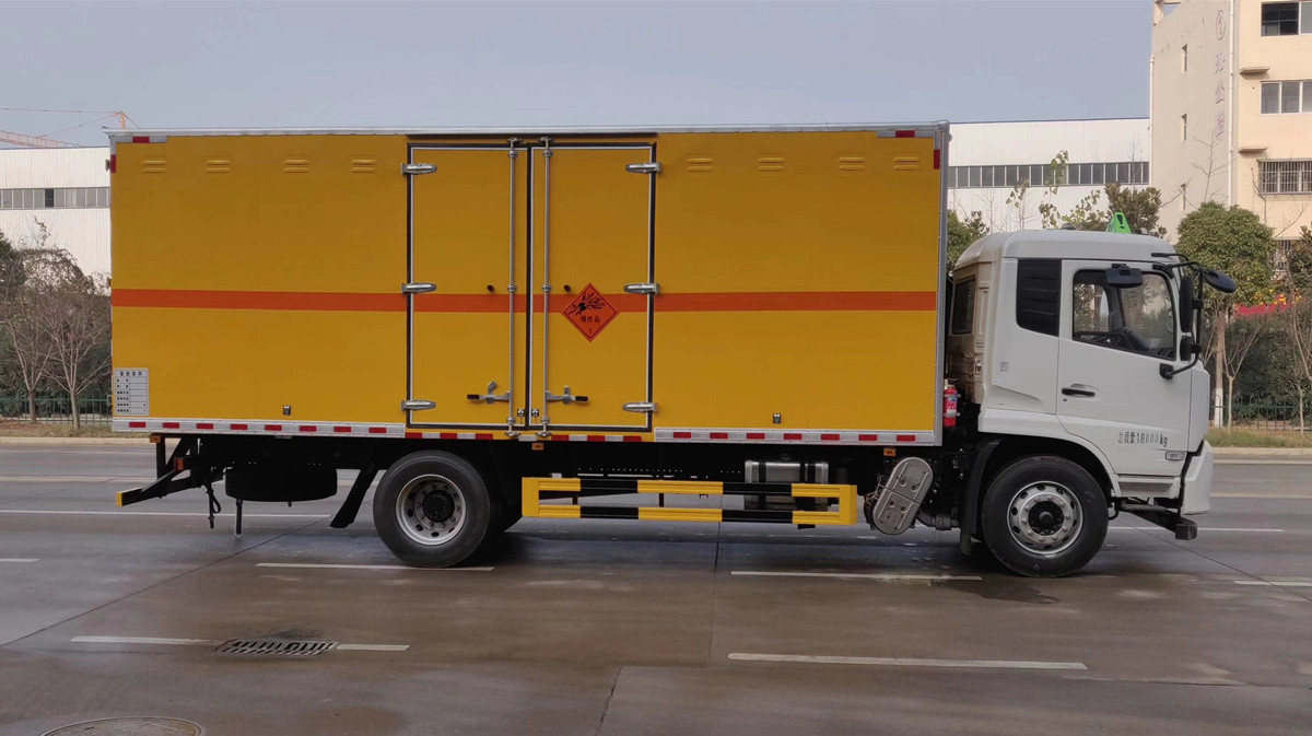 東風(fēng)天錦 10噸爆破器材運(yùn)輸車(chē)