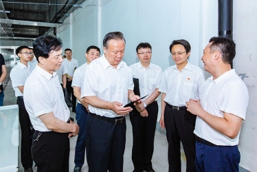 省高院黨組書記、院長(zhǎng)李占國一行蒞臨浙江鴻禧能源股份有限公司開展“三服務(wù)”